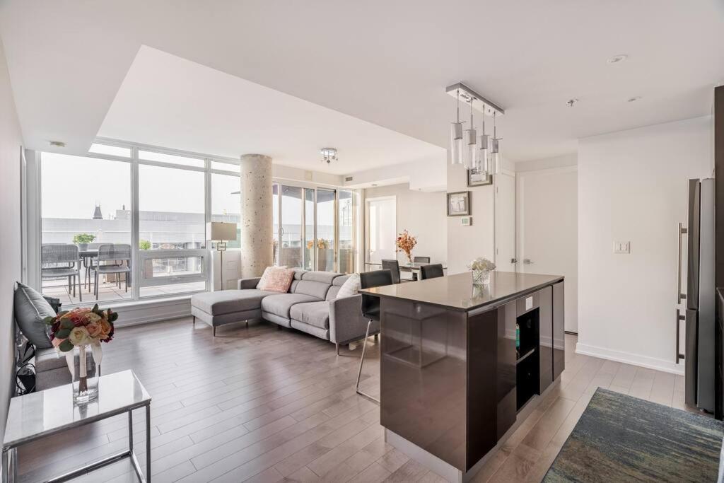 Luxury 2-Bedroom Penthouse Downtown with Free Parking