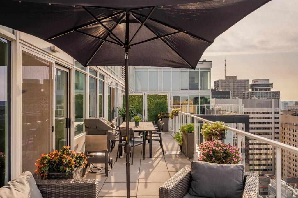 Luxury 2-Bedroom Penthouse Downtown with Free Parking