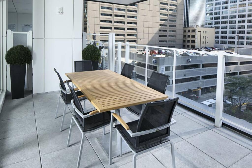 Luxury 2-Bedroom Penthouse Downtown with Free Parking