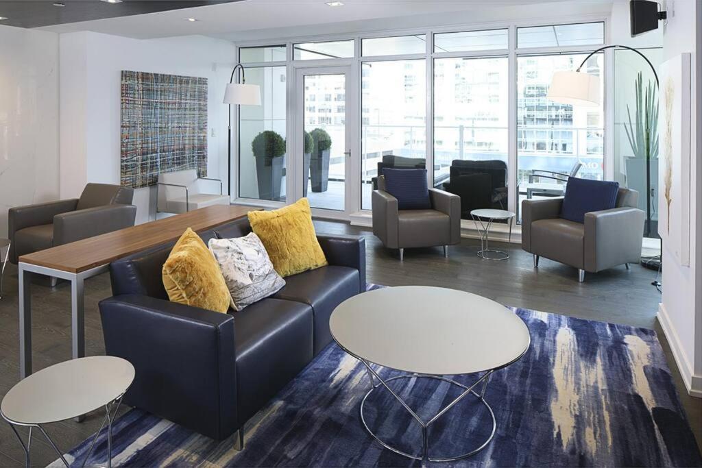 Luxury 2-Bedroom Penthouse Downtown with Free Parking