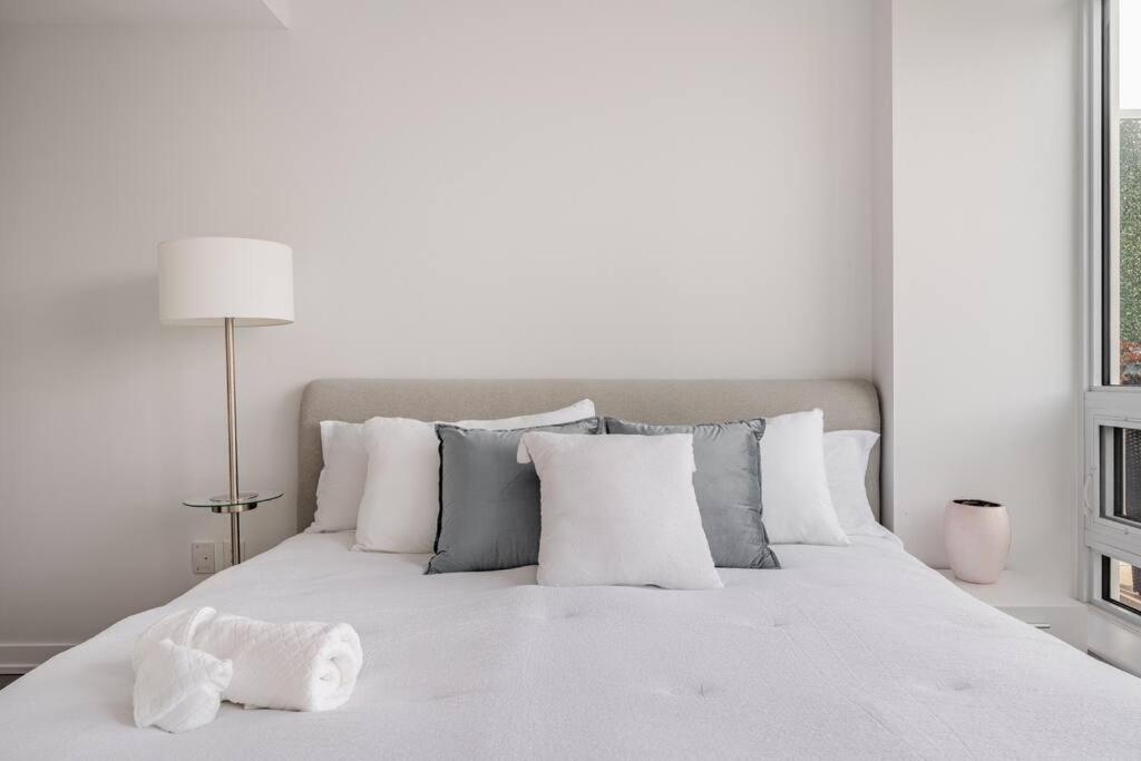 Luxury 2-Bedroom Penthouse Downtown with Free Parking