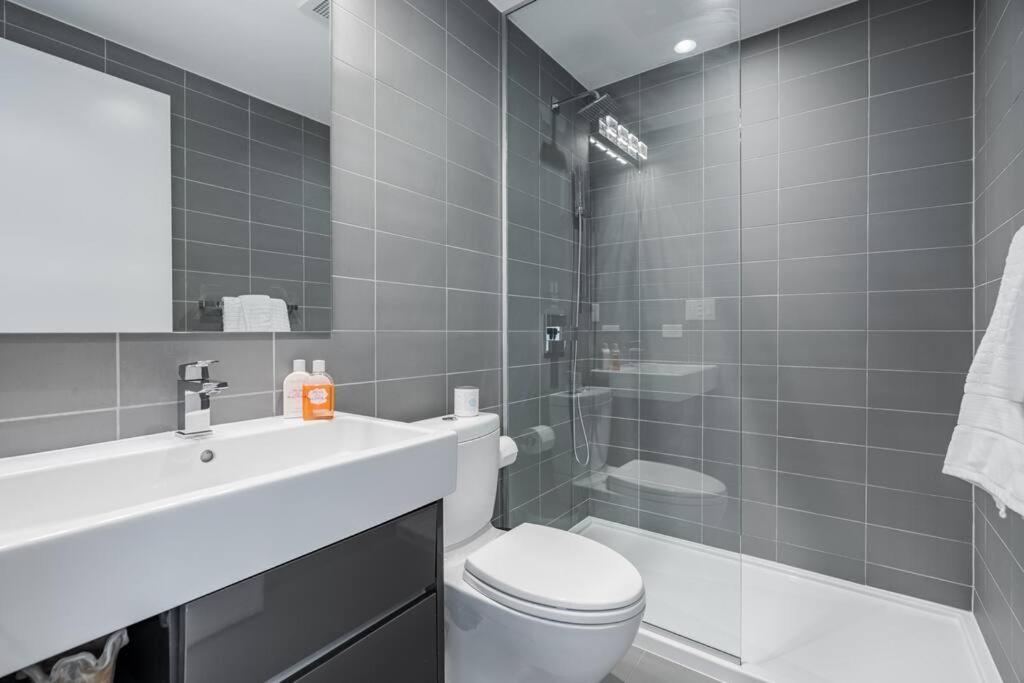 Luxury 2-Bedroom Penthouse Downtown with Free Parking