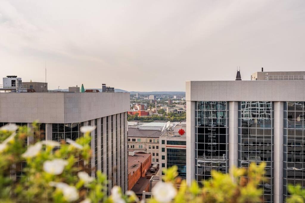 Luxury 2-Bedroom Penthouse Downtown with Free Parking