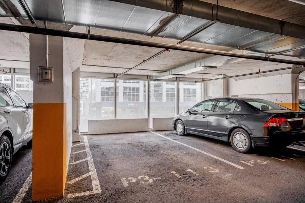 Luxury 2-Bedroom Penthouse Downtown with Free Parking