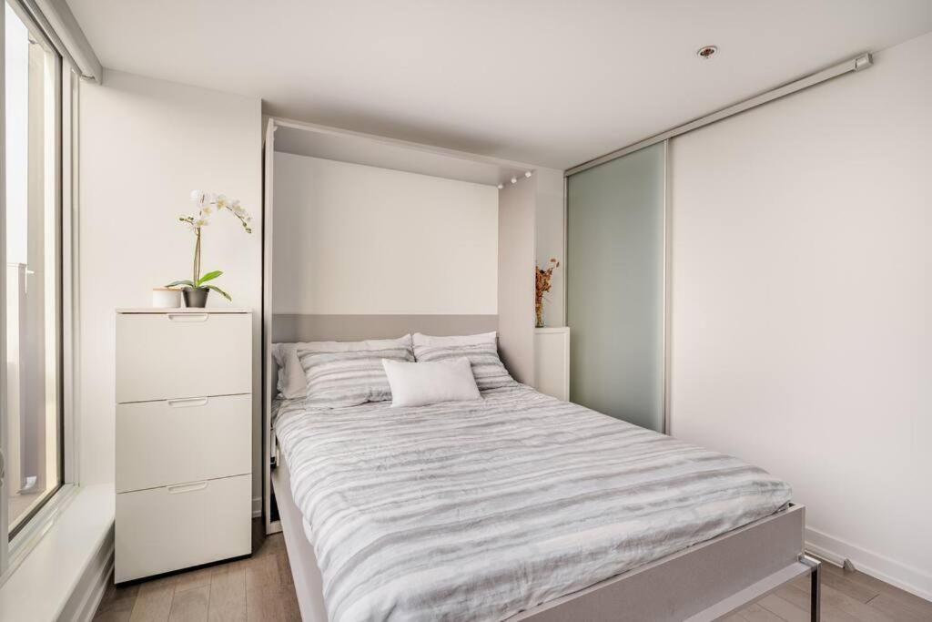 Luxury 2-Bedroom Penthouse Downtown with Free Parking