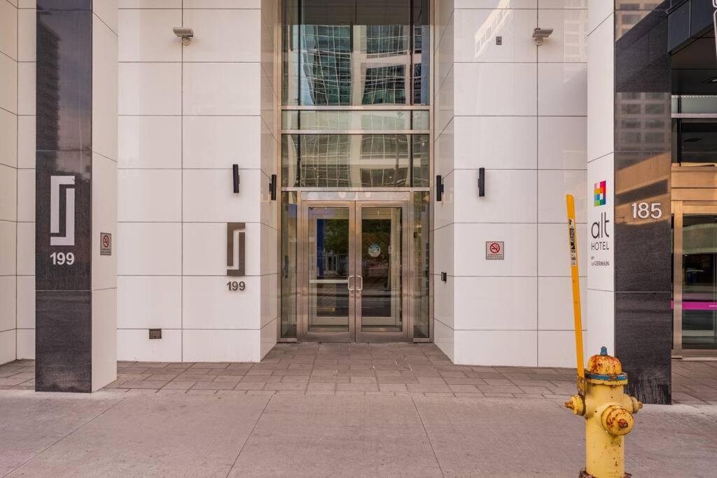 Luxury 2-Bedroom Penthouse Downtown with Free Parking