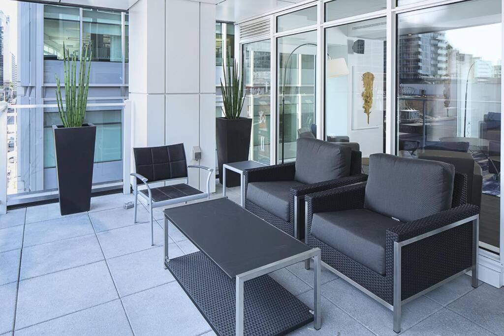 Luxury 2-Bedroom Penthouse Downtown with Free Parking