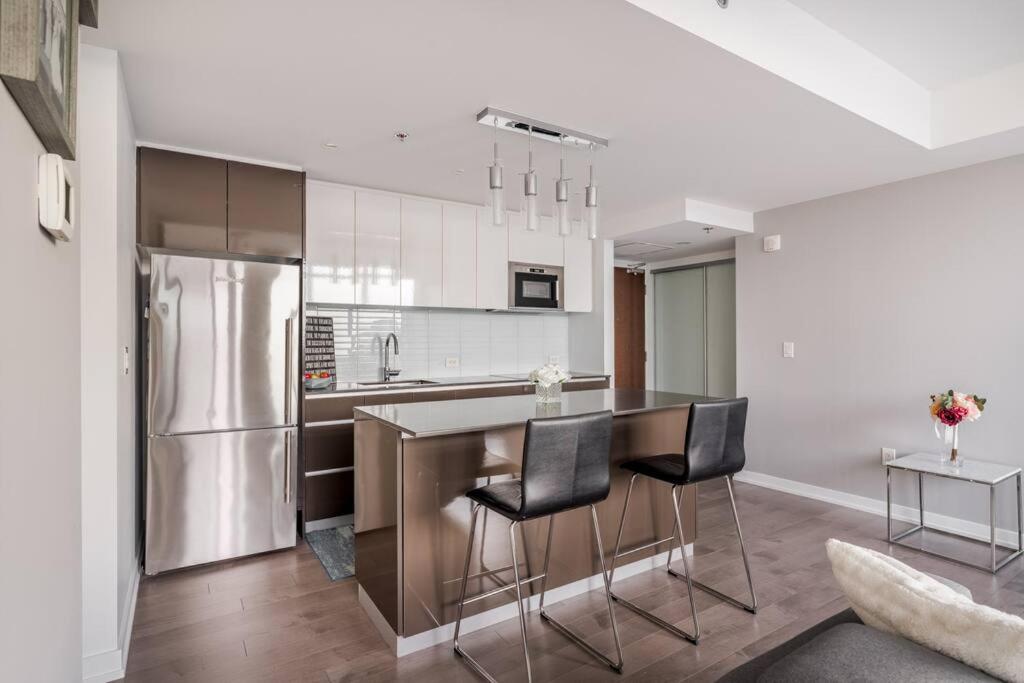 Luxury 2-Bedroom Penthouse Downtown with Free Parking