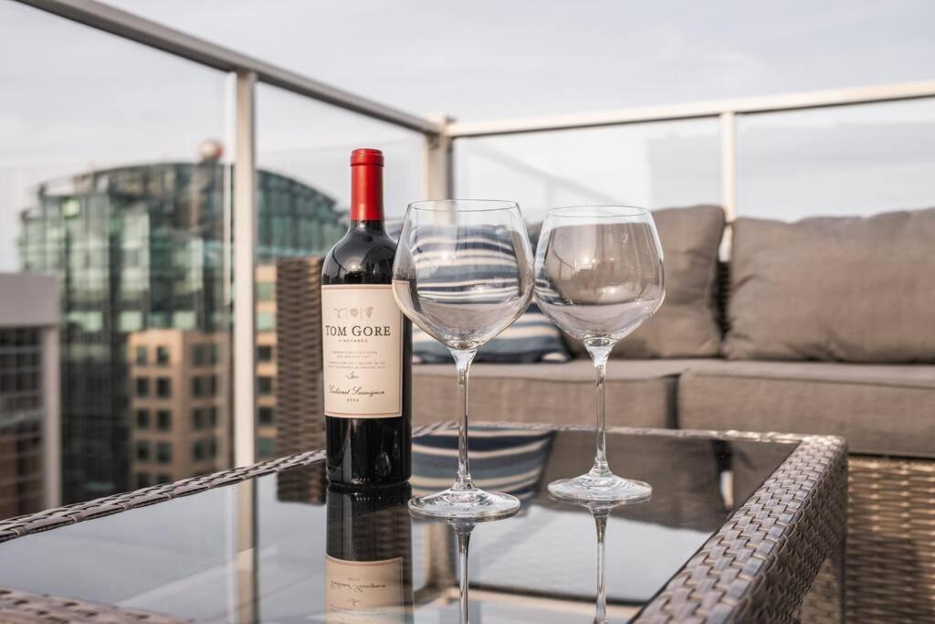 Luxury 2-Bedroom Penthouse Downtown with Free Parking