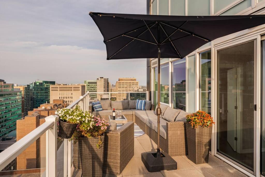 Luxury 2-Bedroom Penthouse Downtown with Free Parking