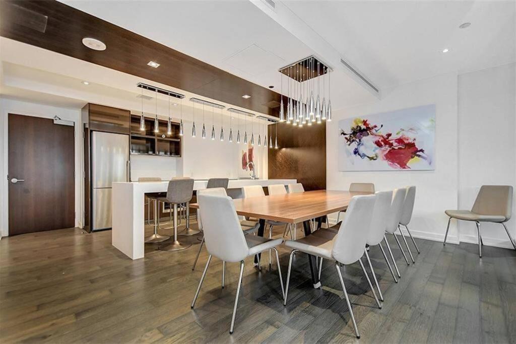 Luxury 2-Bedroom Penthouse Downtown with Free Parking