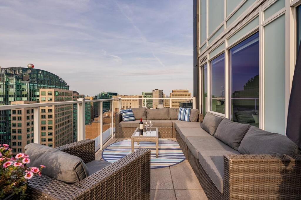 Luxury 2-Bedroom Penthouse Downtown with Free Parking
