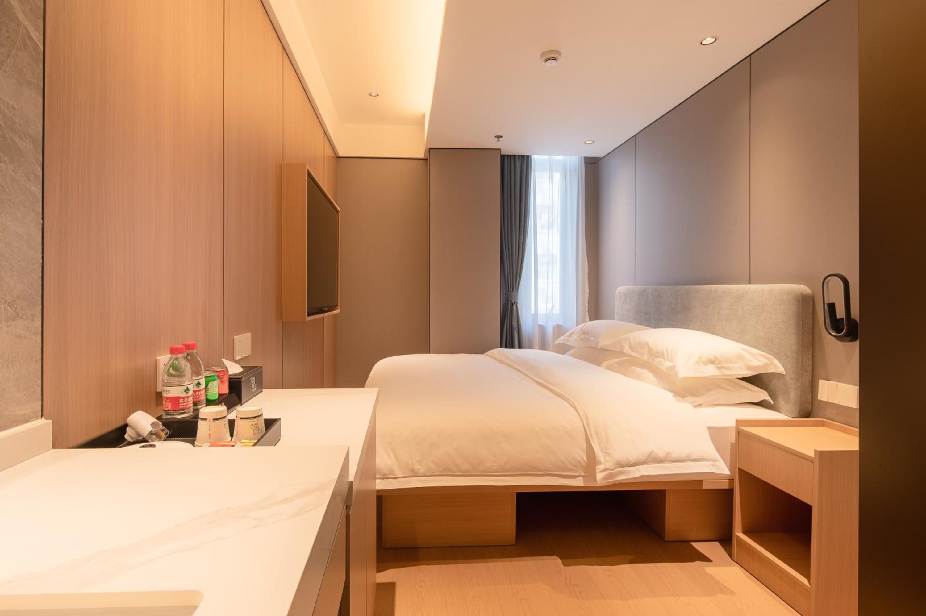 Dayin Youth Hostel - Old Town & People's Square& Rail Hub -Social Area -Bar -Café -Gym -Free Laundry Luggage Storage -24H Front Desk -English Service
