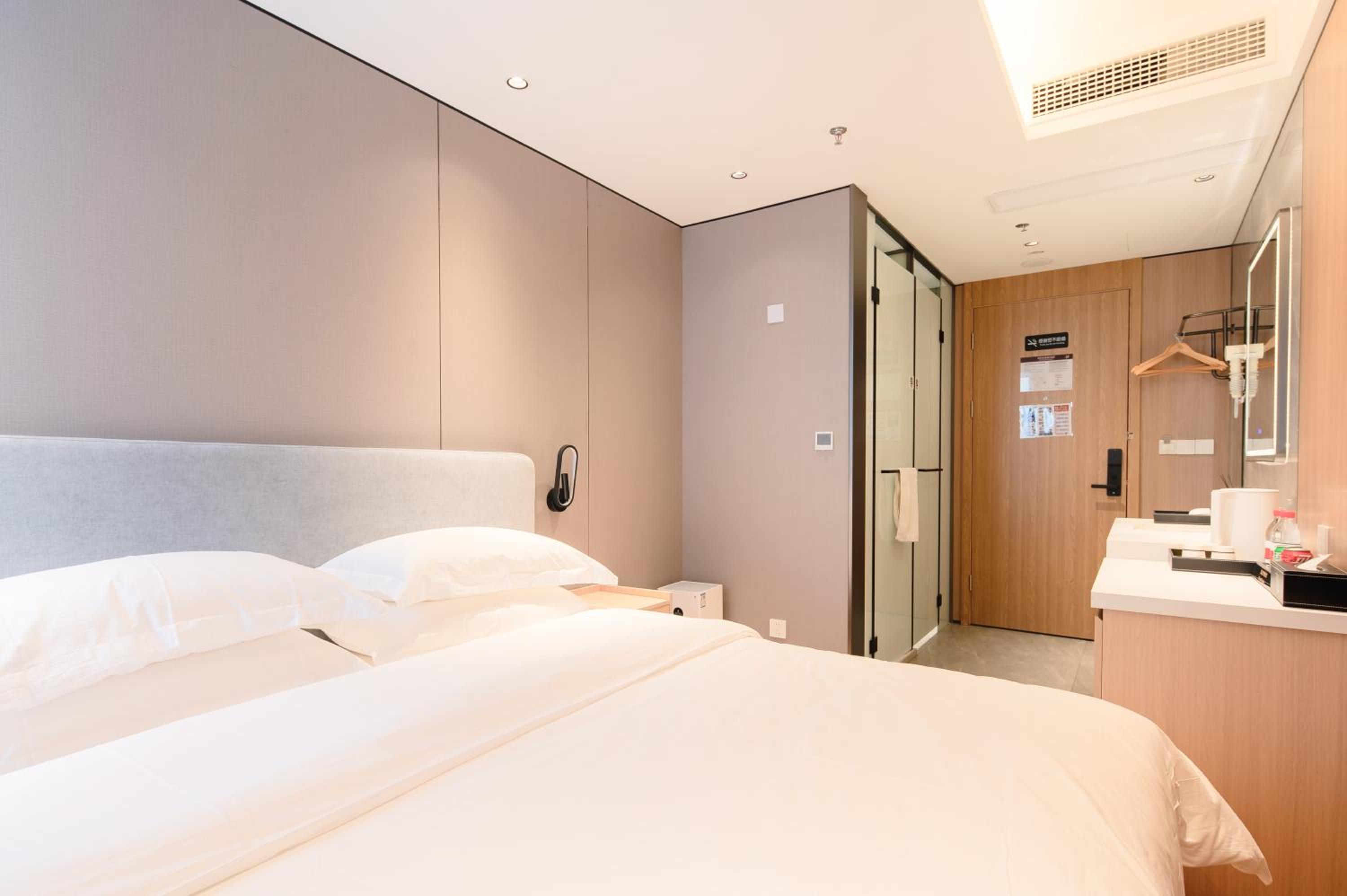 Dayin Youth Hostel - Old Town & People's Square& Rail Hub -Social Area -Bar -Café -Gym -Free Laundry Luggage Storage -24H Front Desk -English Service