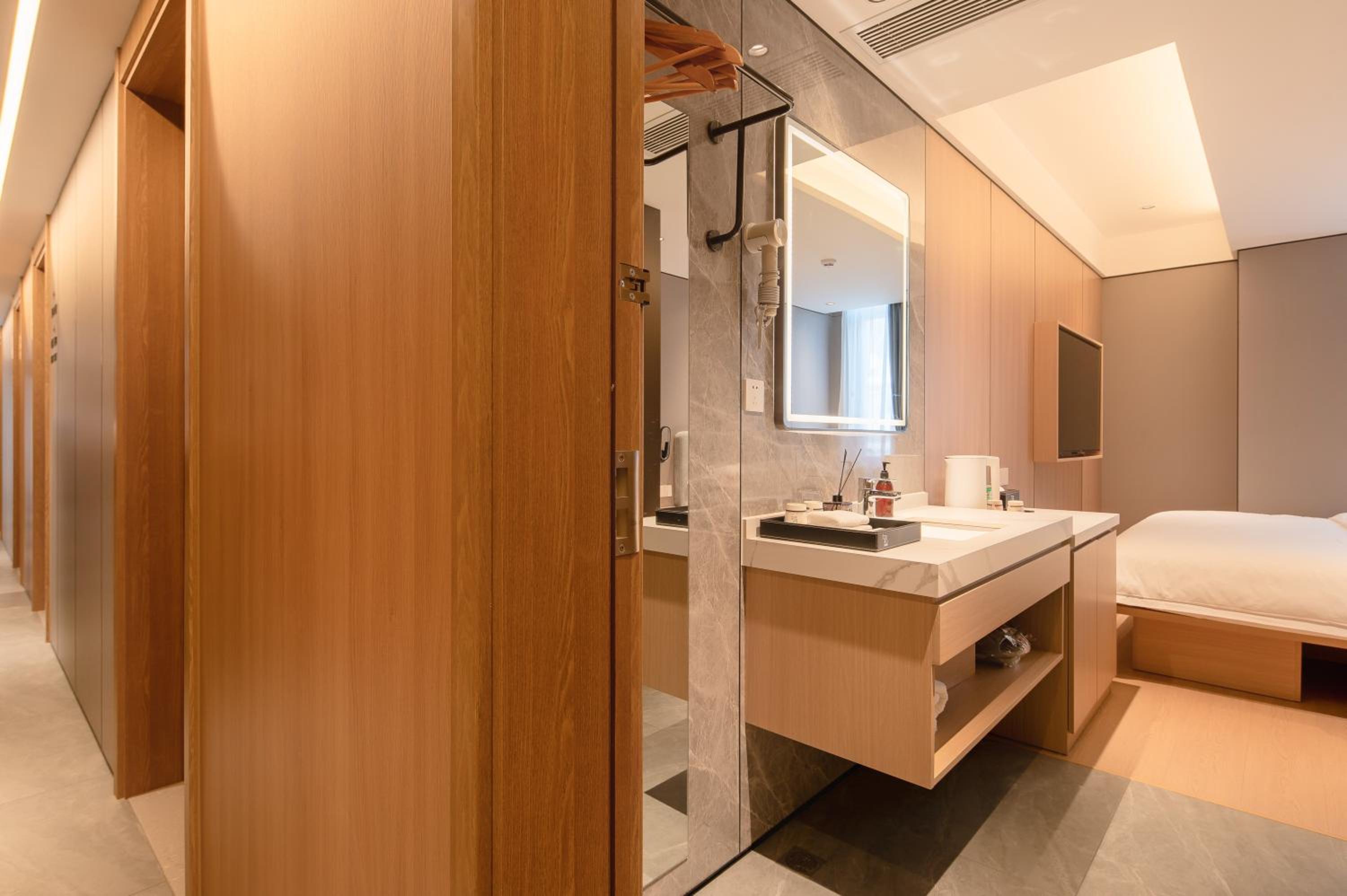 Dayin Youth Hostel - Old Town & People's Square& Rail Hub -Social Area -Bar -Café -Gym -Free Laundry Luggage Storage -24H Front Desk -English Service