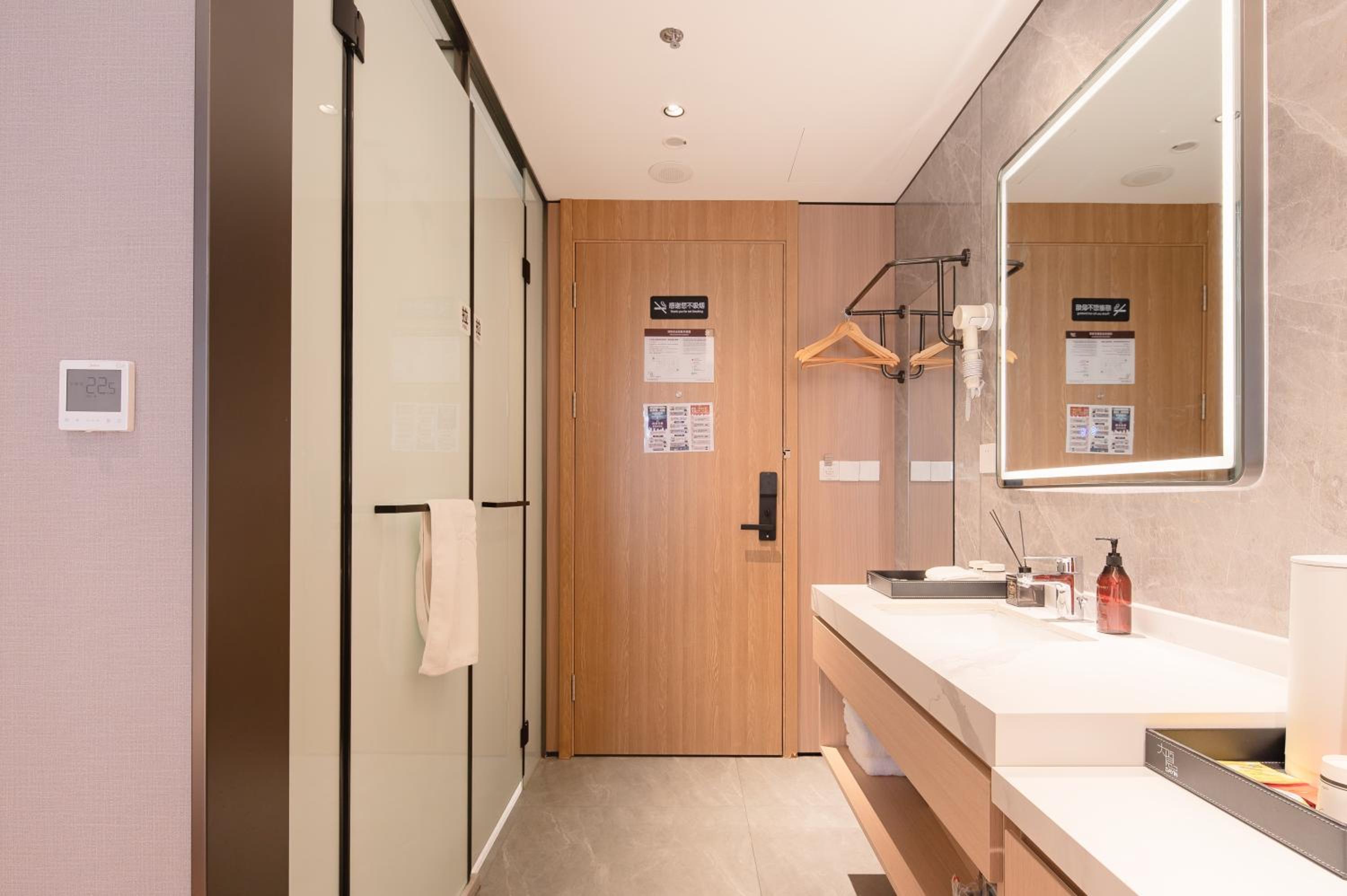 Dayin Youth Hostel - Old Town & People's Square& Rail Hub -Social Area -Bar -Café -Gym -Free Laundry Luggage Storage -24H Front Desk -English Service