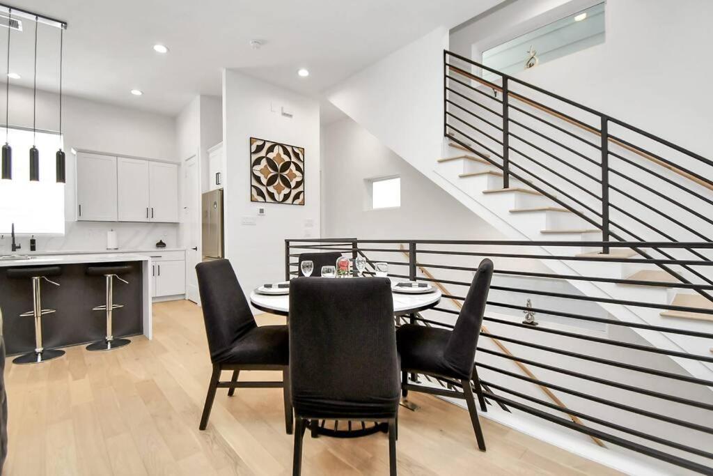 BlissHaven Luxe & Spacious in Downtown Houston with Soaking Tub ,Rooftop and free Parking view 3