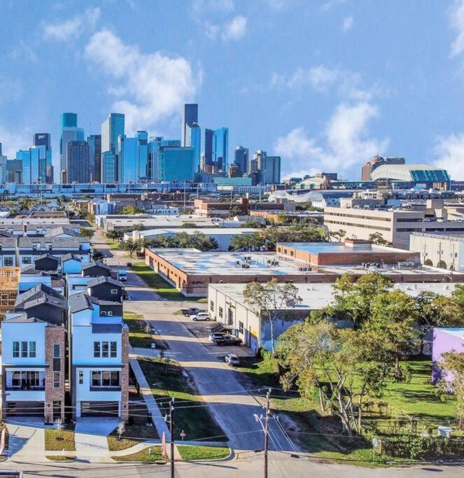 BlissHaven Luxe & Spacious in Downtown Houston with Soaking Tub ,Rooftop and free Parking view 5