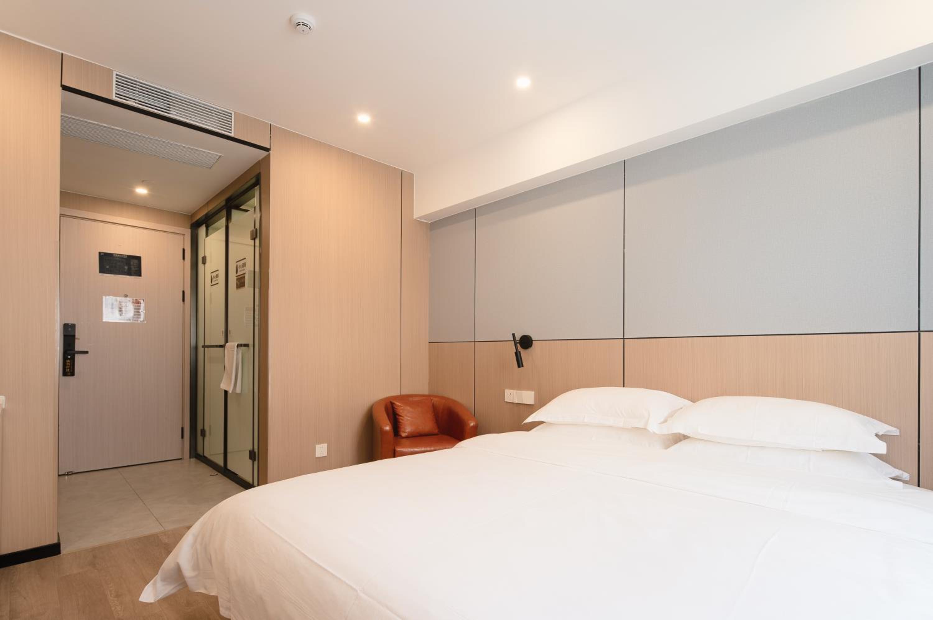 Dayin Youth Hostel - Old Town & People's Square& Rail Hub -Social Area -Bar -Café -Gym -Free Laundry Luggage Storage -24H Front Desk -English Service