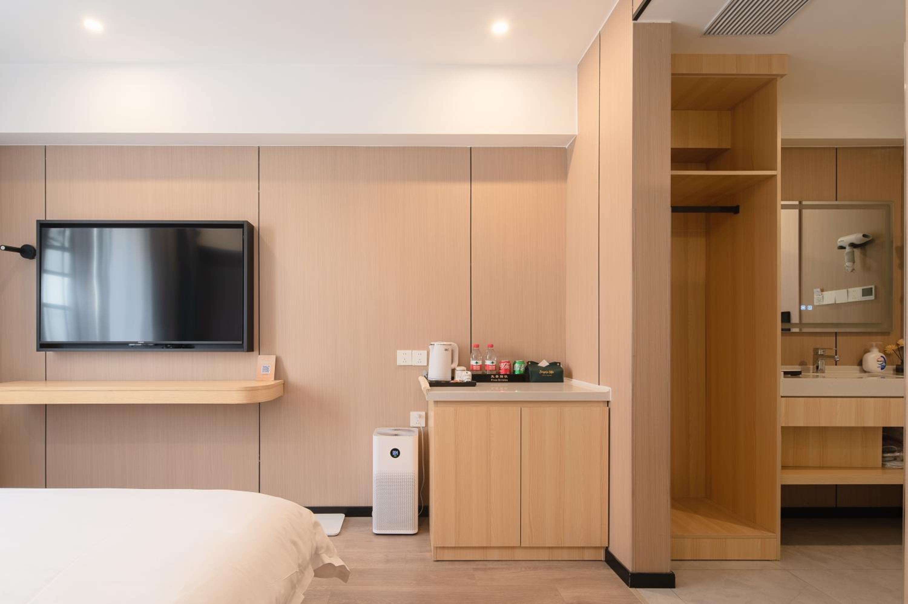 Dayin Youth Hostel - Old Town & People's Square& Rail Hub -Social Area -Bar -Café -Gym -Free Laundry Luggage Storage -24H Front Desk -English Service