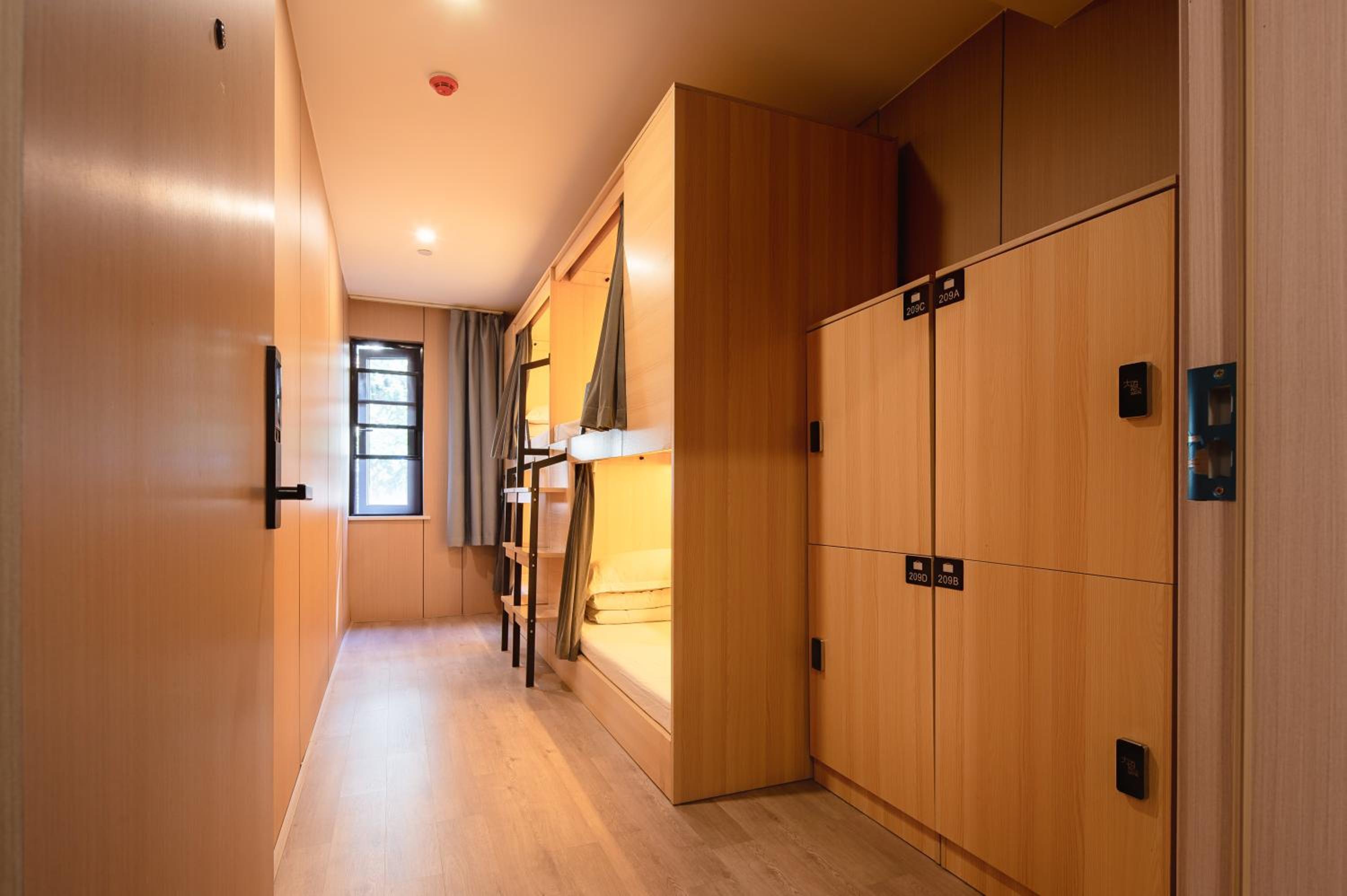 Dayin Youth Hostel - Old Town & People's Square& Rail Hub -Social Area -Bar -Café -Gym -Free Laundry Luggage Storage -24H Front Desk -English Service