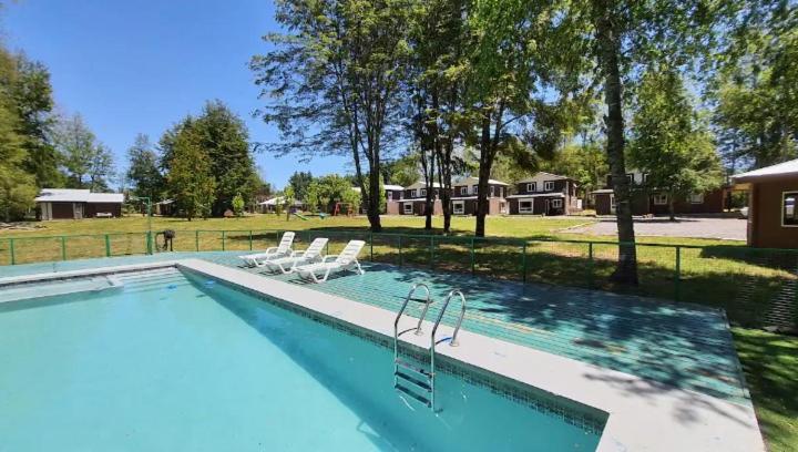 Cabañas con piscina en Molco