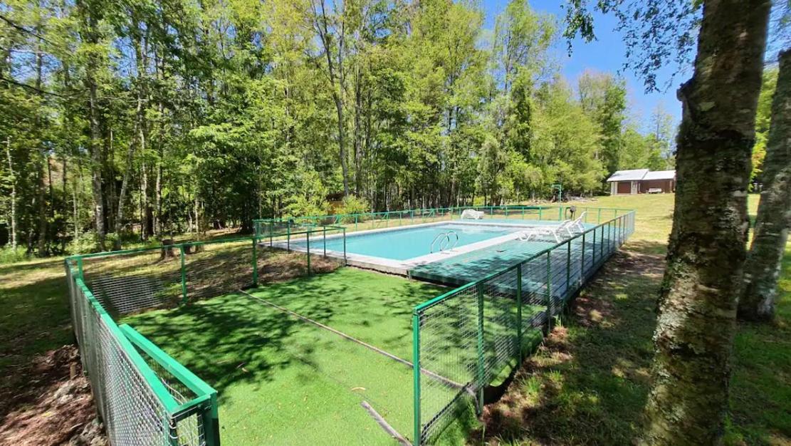 Cabañas con piscina en Molco
