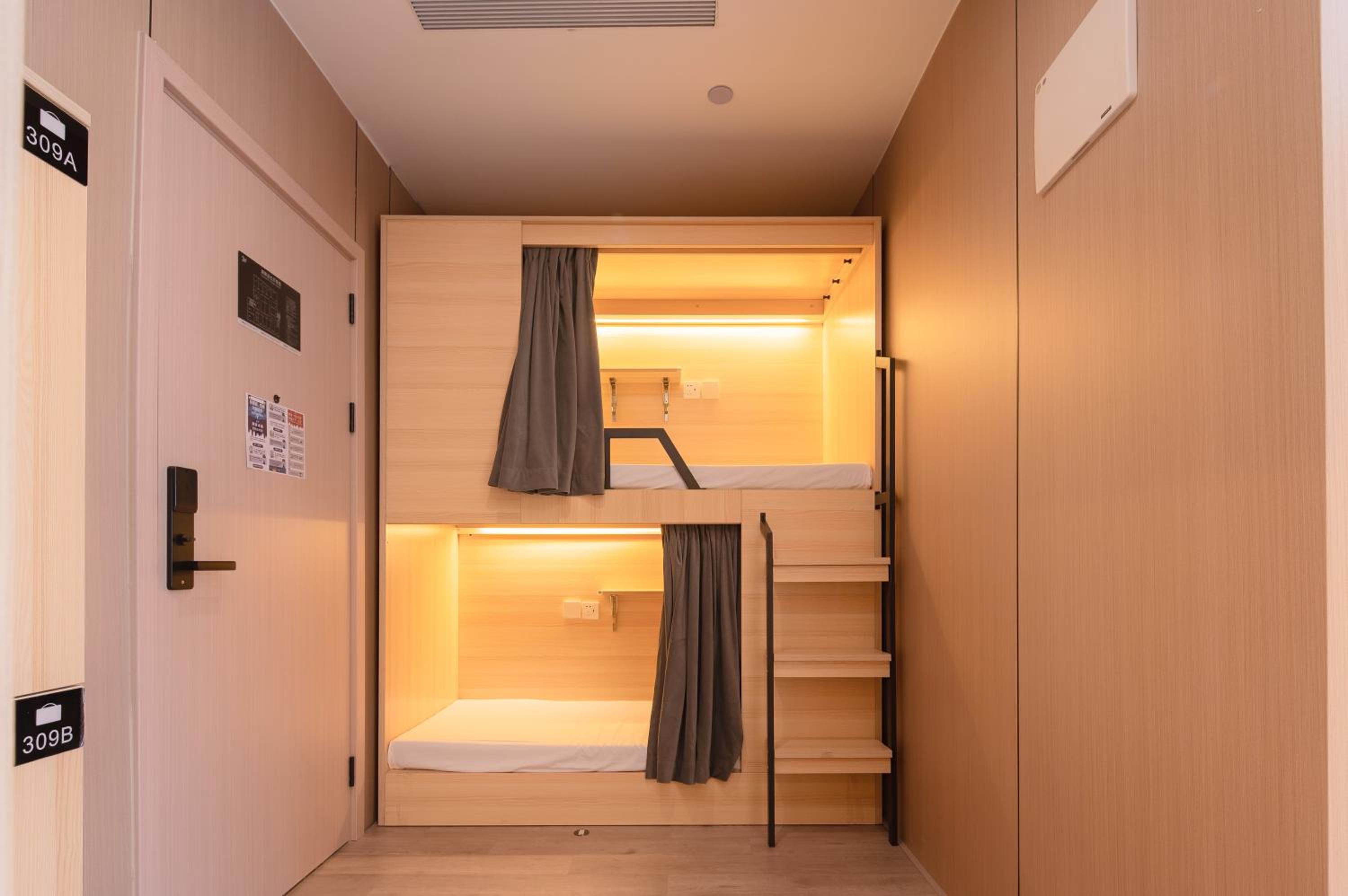 Dayin Youth Hostel - Old Town & People's Square& Rail Hub -Social Area -Bar -Café -Gym -Free Laundry Luggage Storage -24H Front Desk -English Service