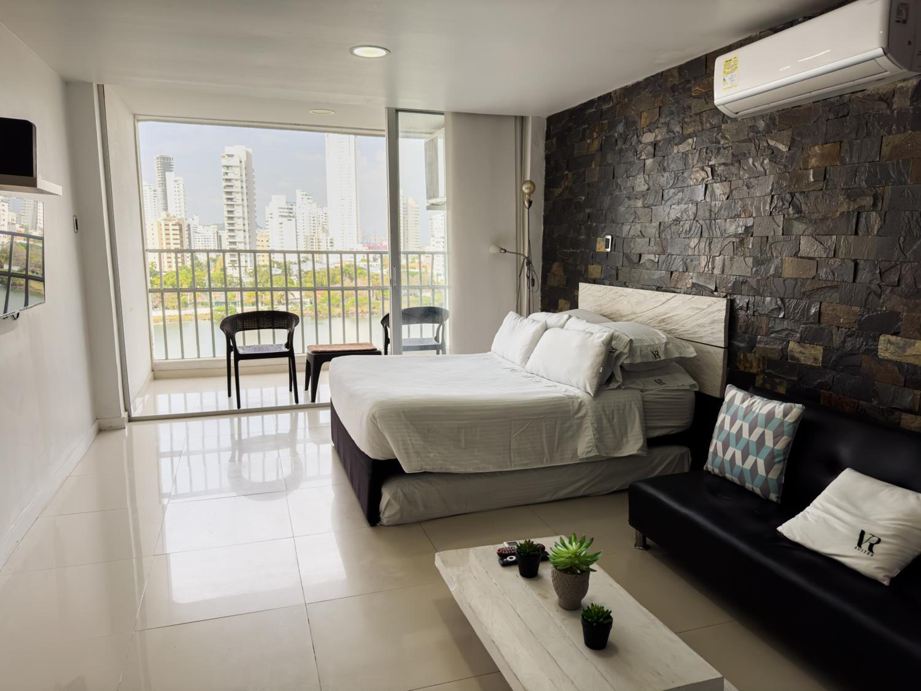 01 Apartamento en el Laguito con vista increíble