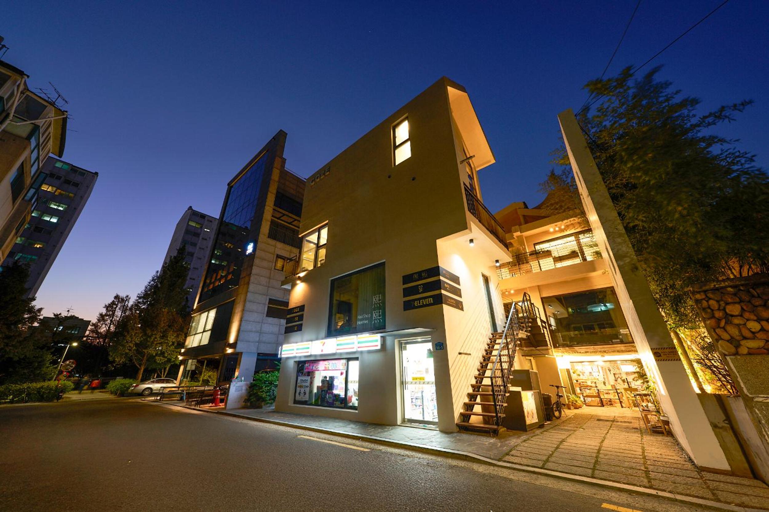 F9 Tailored Service Home near Hongik Univ Station
