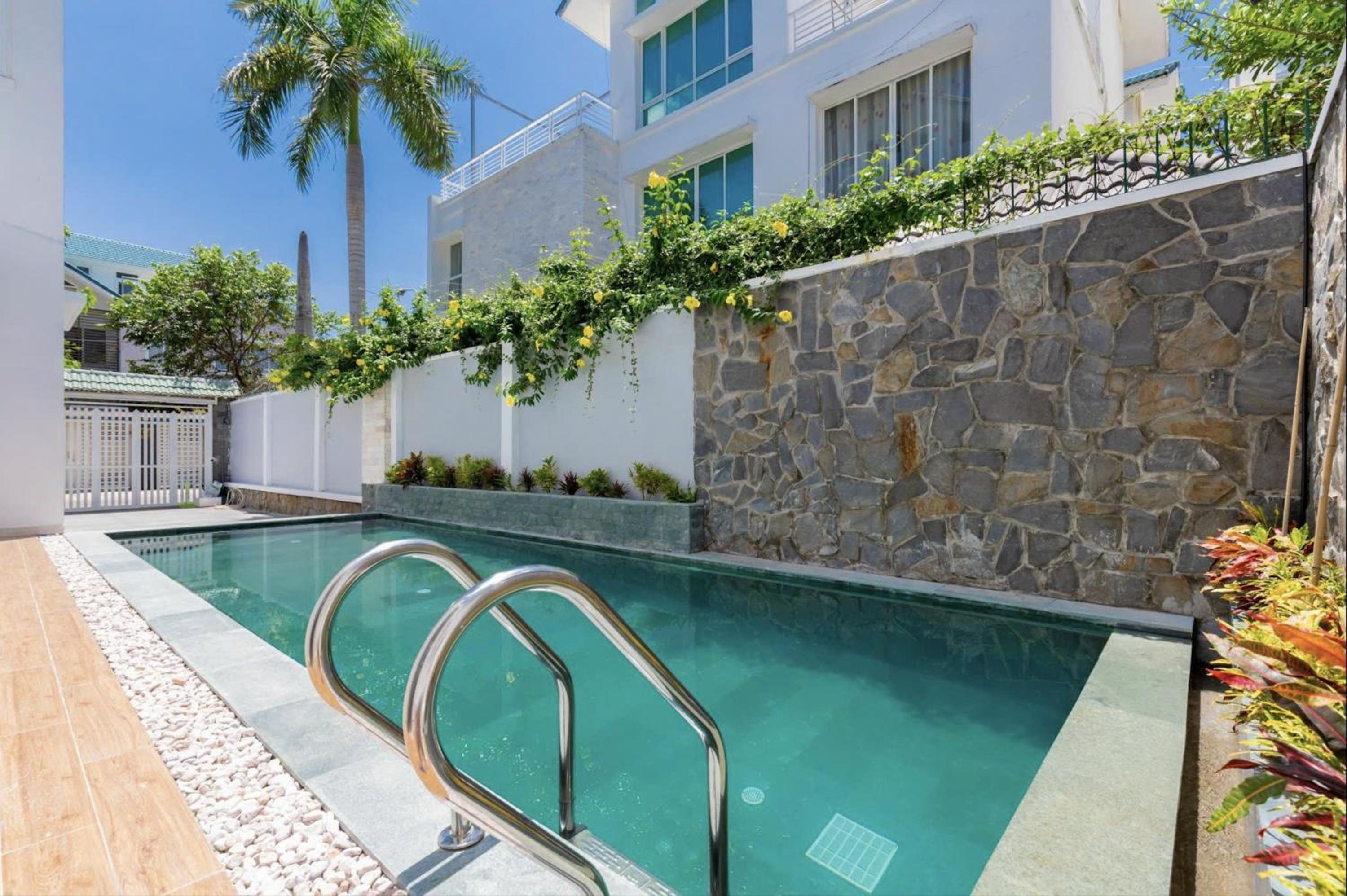 Ganity House Grand Pool view 4