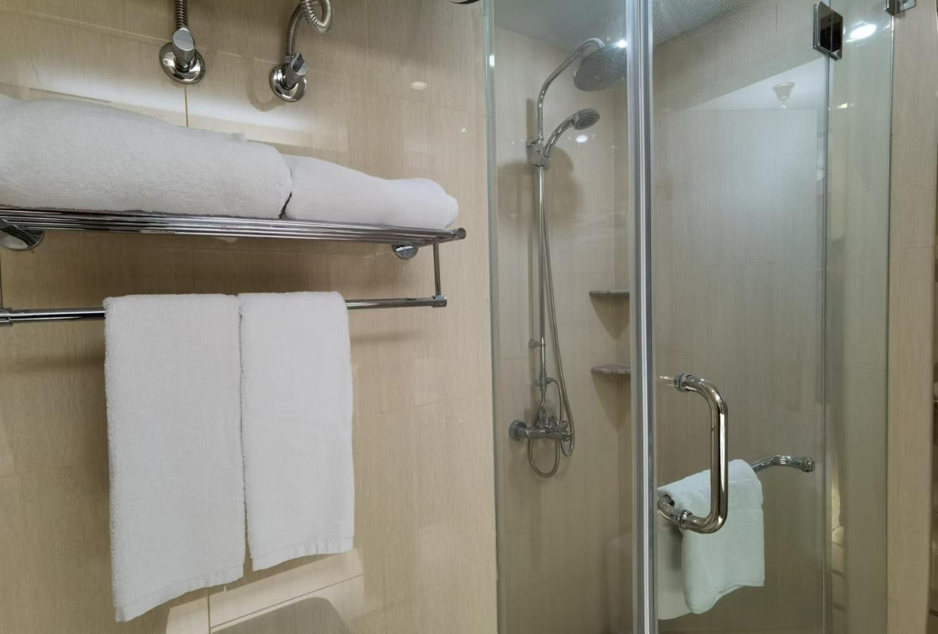 Shanghai Lerongju Boutique Apartment Metro Line 8 20meter