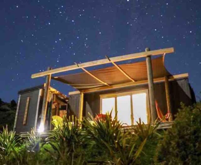 The 'Flax Pod' cabin in Pohara, amazing sea views