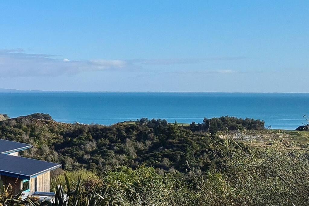 The 'Flax Pod' cabin in Pohara, amazing sea views