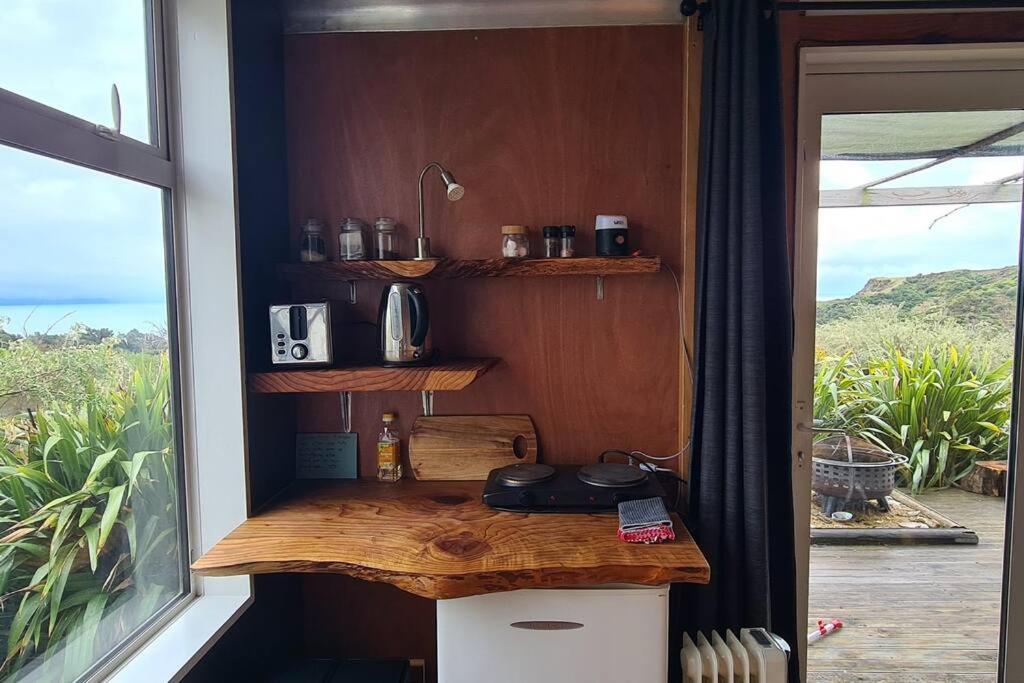 The 'Flax Pod' cabin in Pohara, amazing sea views