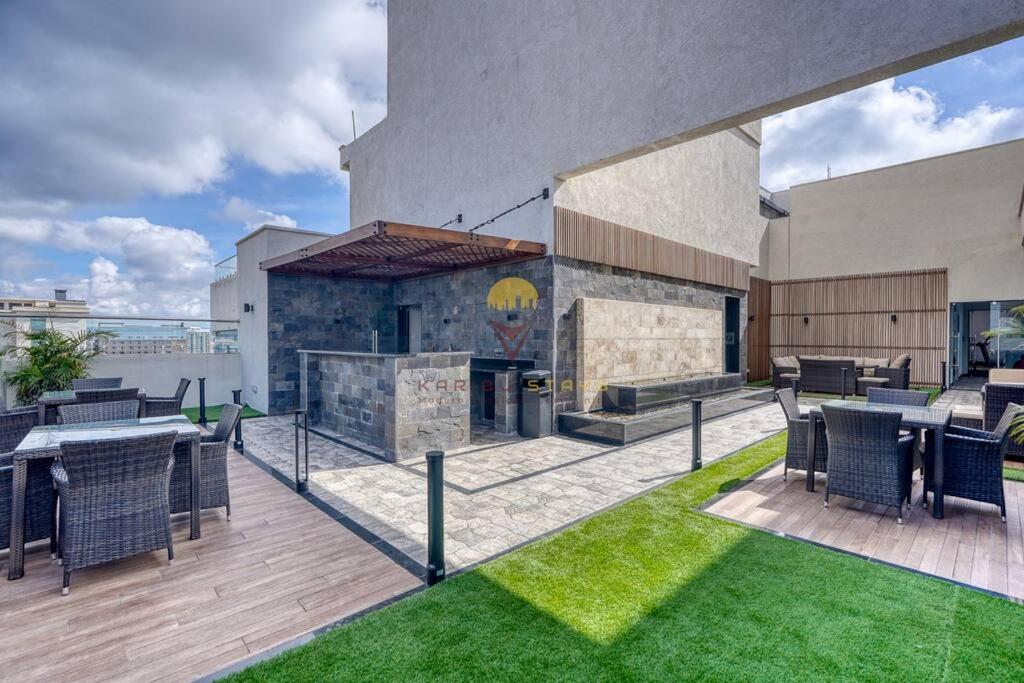 Elite Residence 7 Star Luxe Condo with Gym and Pool next to JW Marriott, Westlands Airport Shuttle, Luggage Storage available