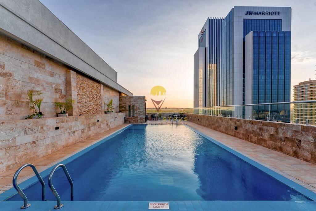 Elite Residence 7 Star Luxe Condo with Gym and Pool next to JW Marriott, Westlands Airport Shuttle, Luggage Storage available