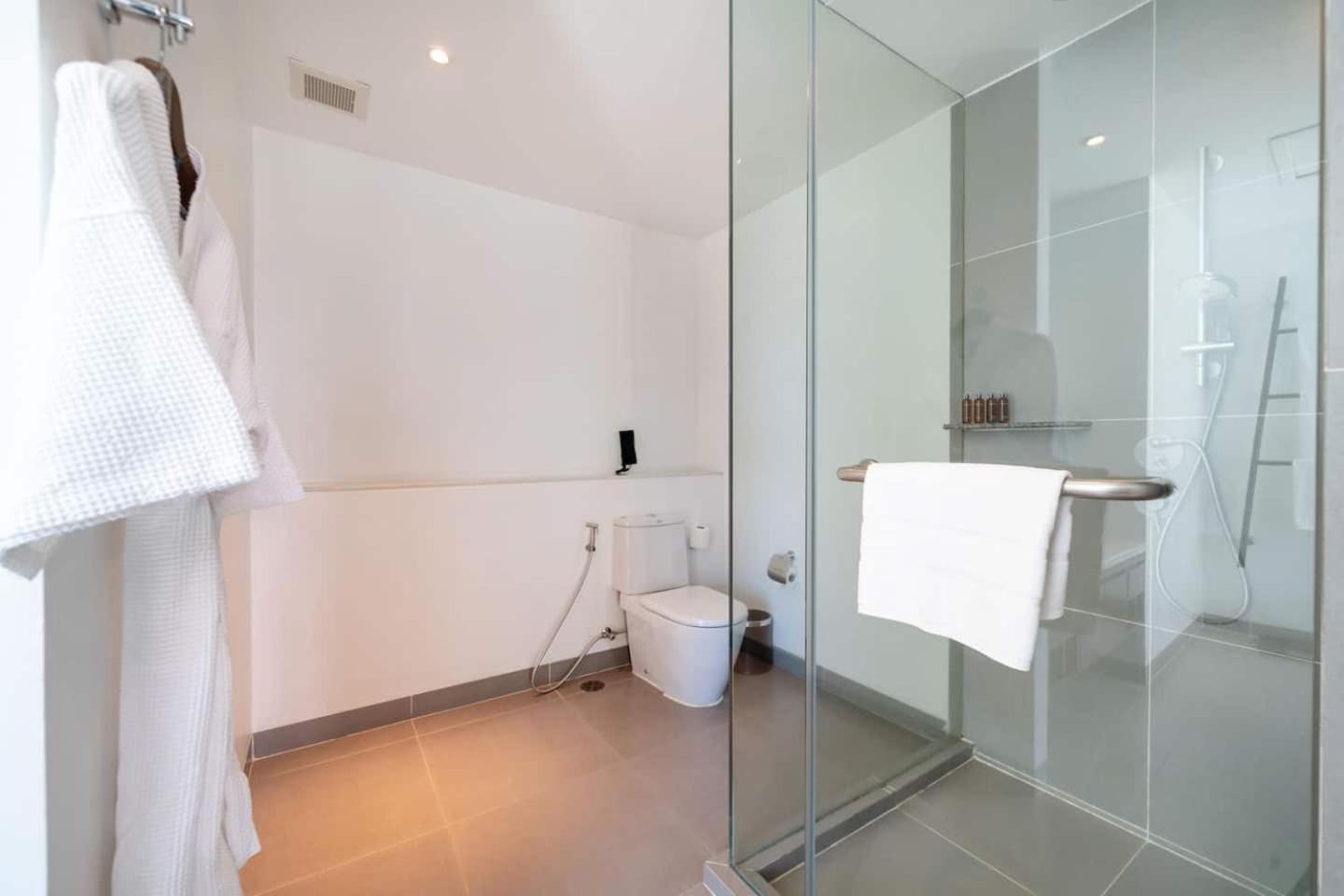 Karon Seaview Beachfront - 2 BR Apartment At Paradox Residence