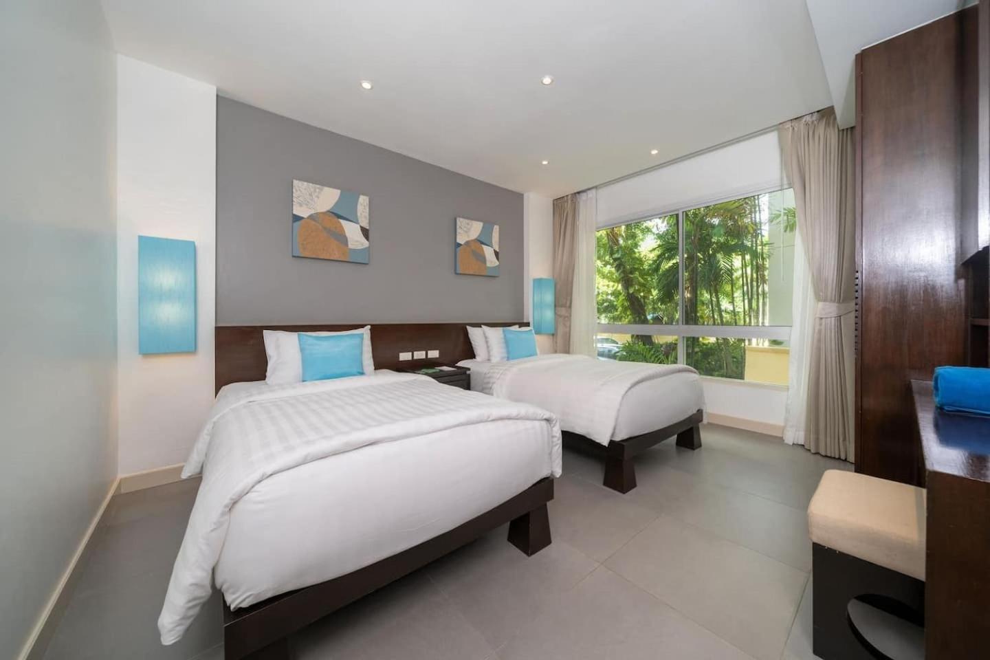 Karon Seaview Beachfront - 2 BR Apartment At Paradox Residence