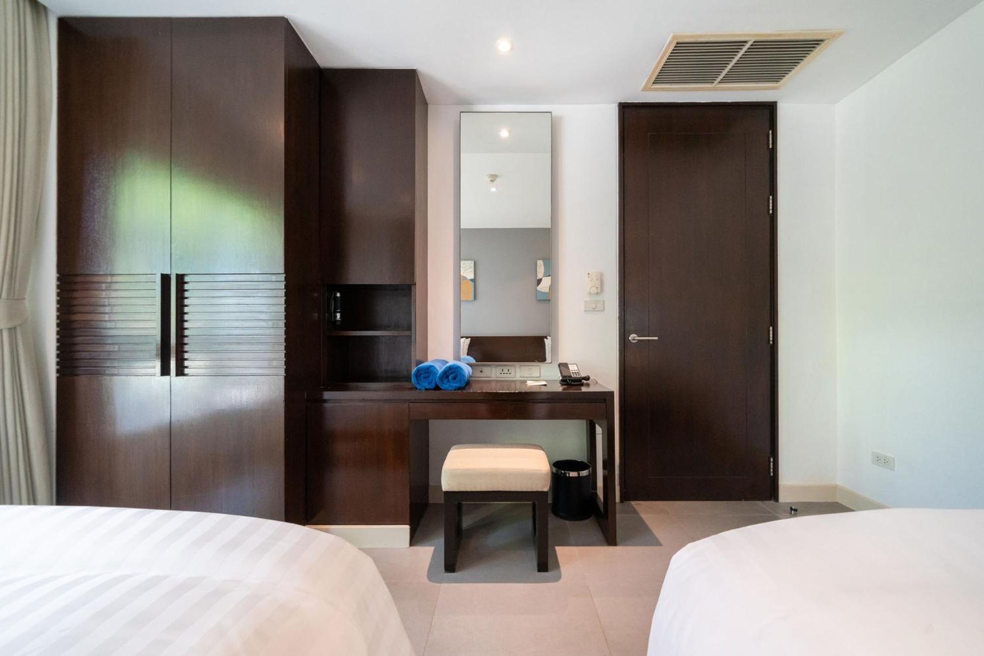 Karon Seaview Beachfront - 2 BR Apartment At Paradox Residence