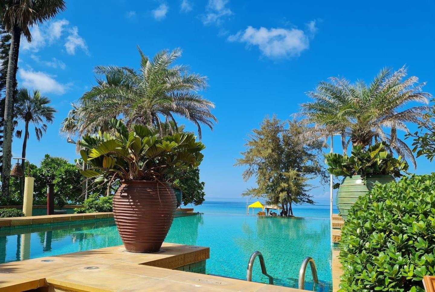 Karon Seaview Beachfront - 2 BR Apartment At Paradox Residence