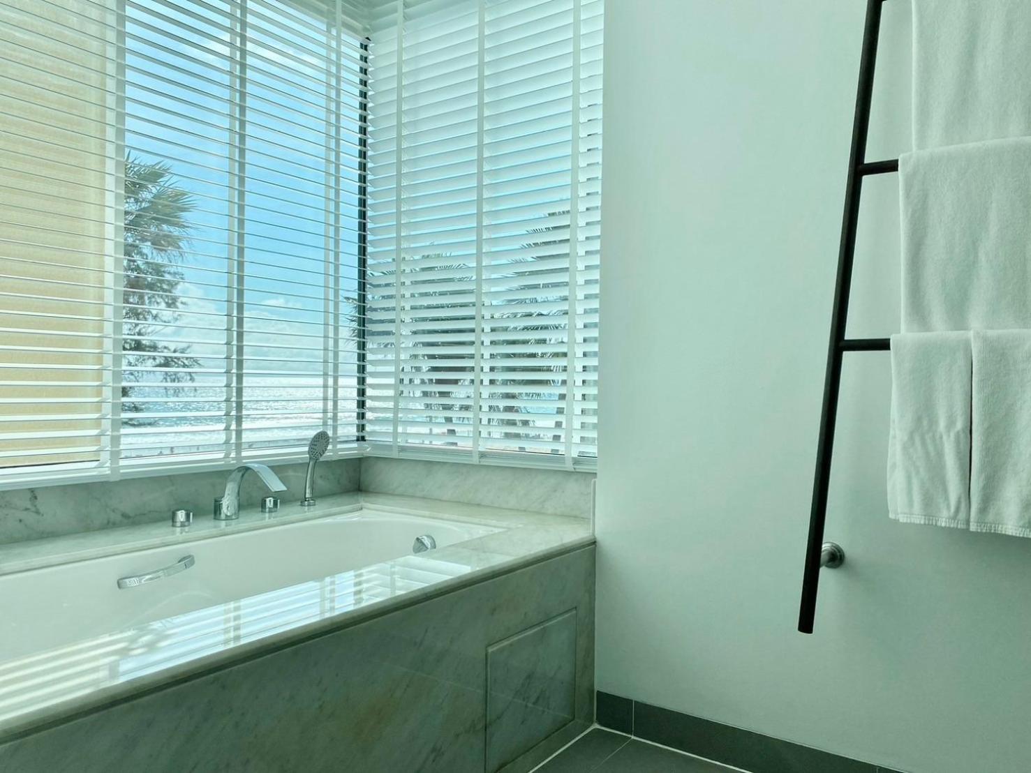 Karon Seaview Beachfront - 2 BR Apartment At Paradox Residence