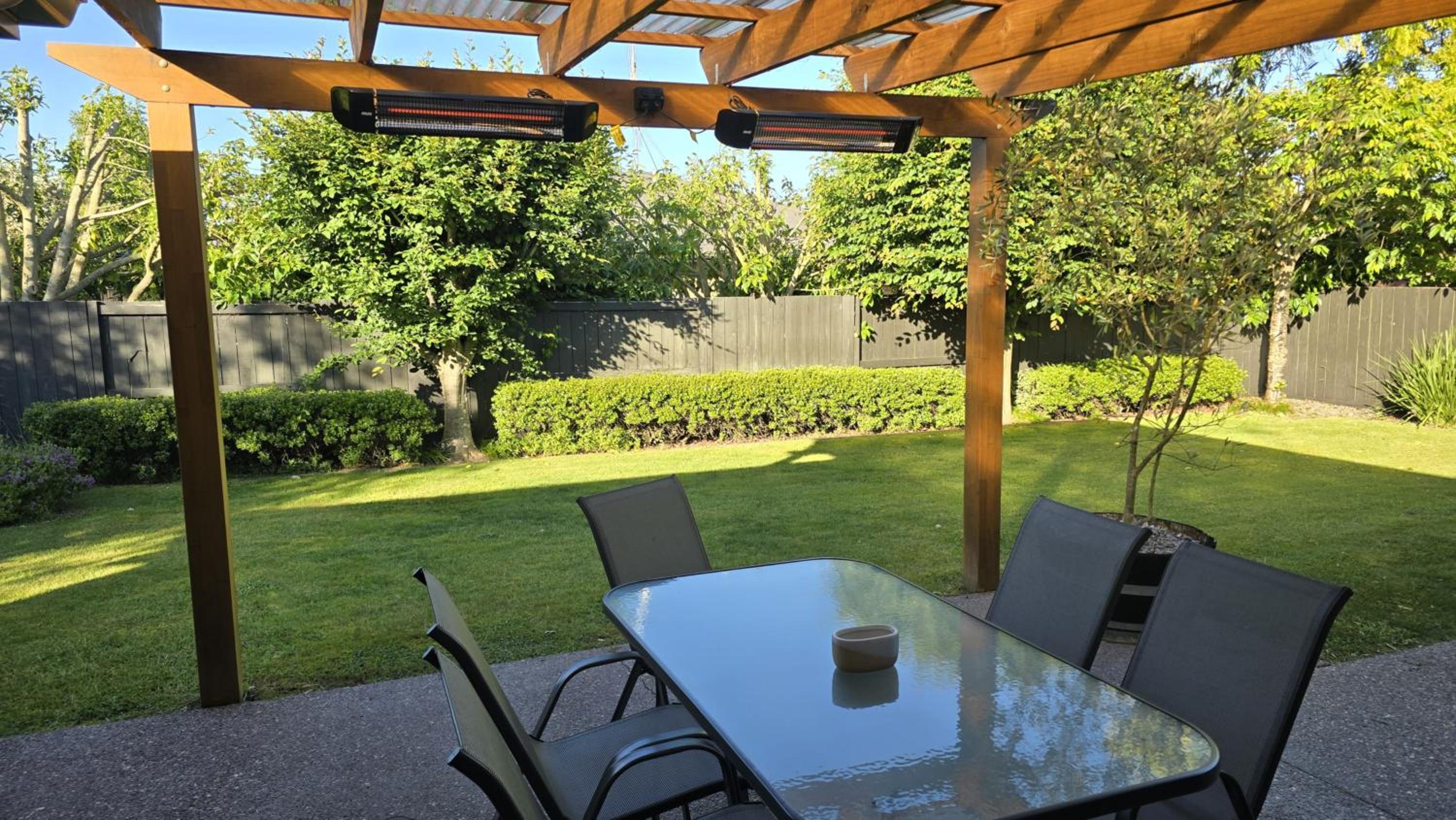 Hotel Huntington Honey - Image 1