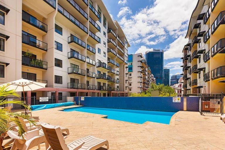 10 CBD Resort 2BR Secure Suite Pool Gym & Parking