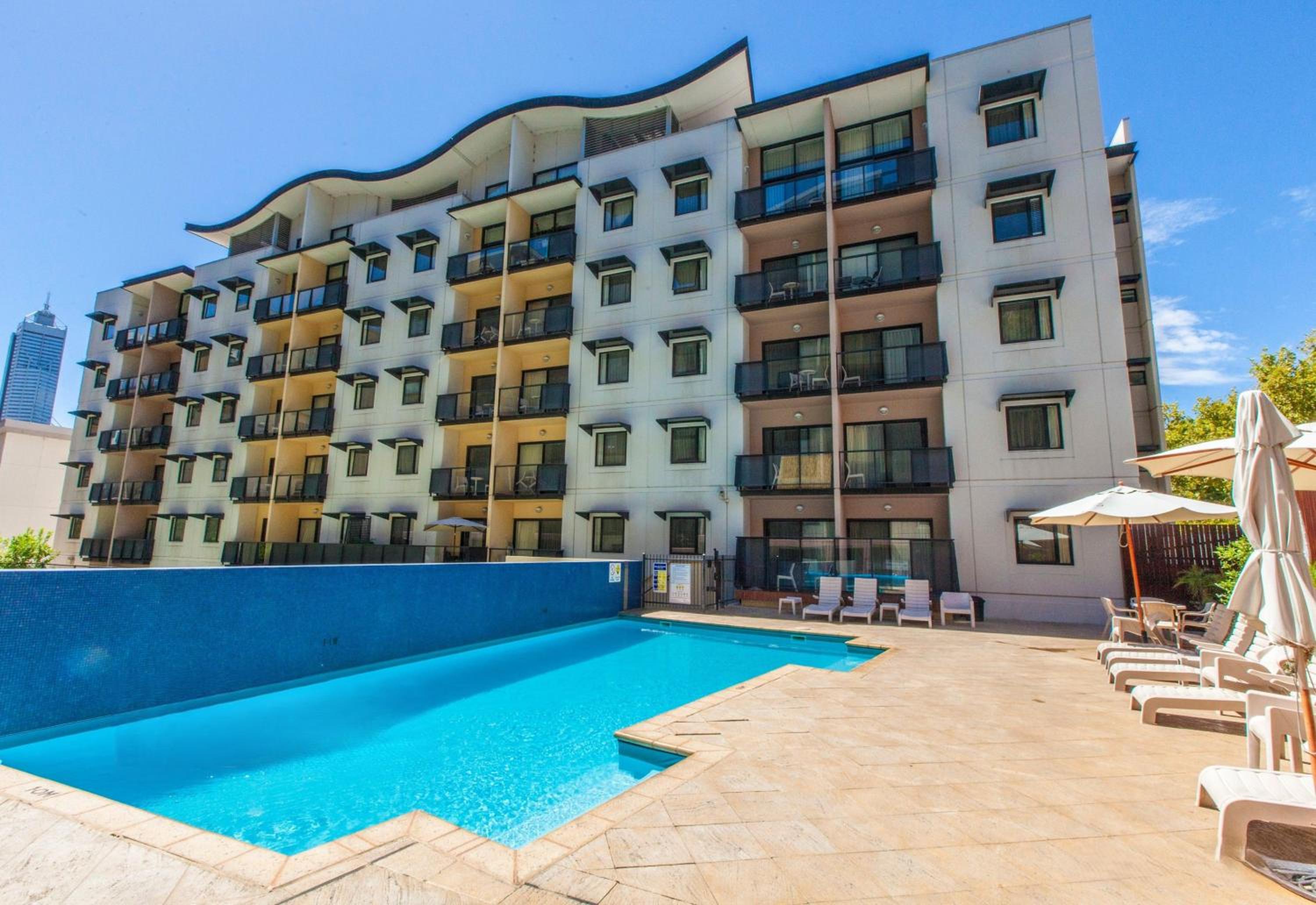 10 CBD Resort 2BR Secure Suite Pool Gym & Parking