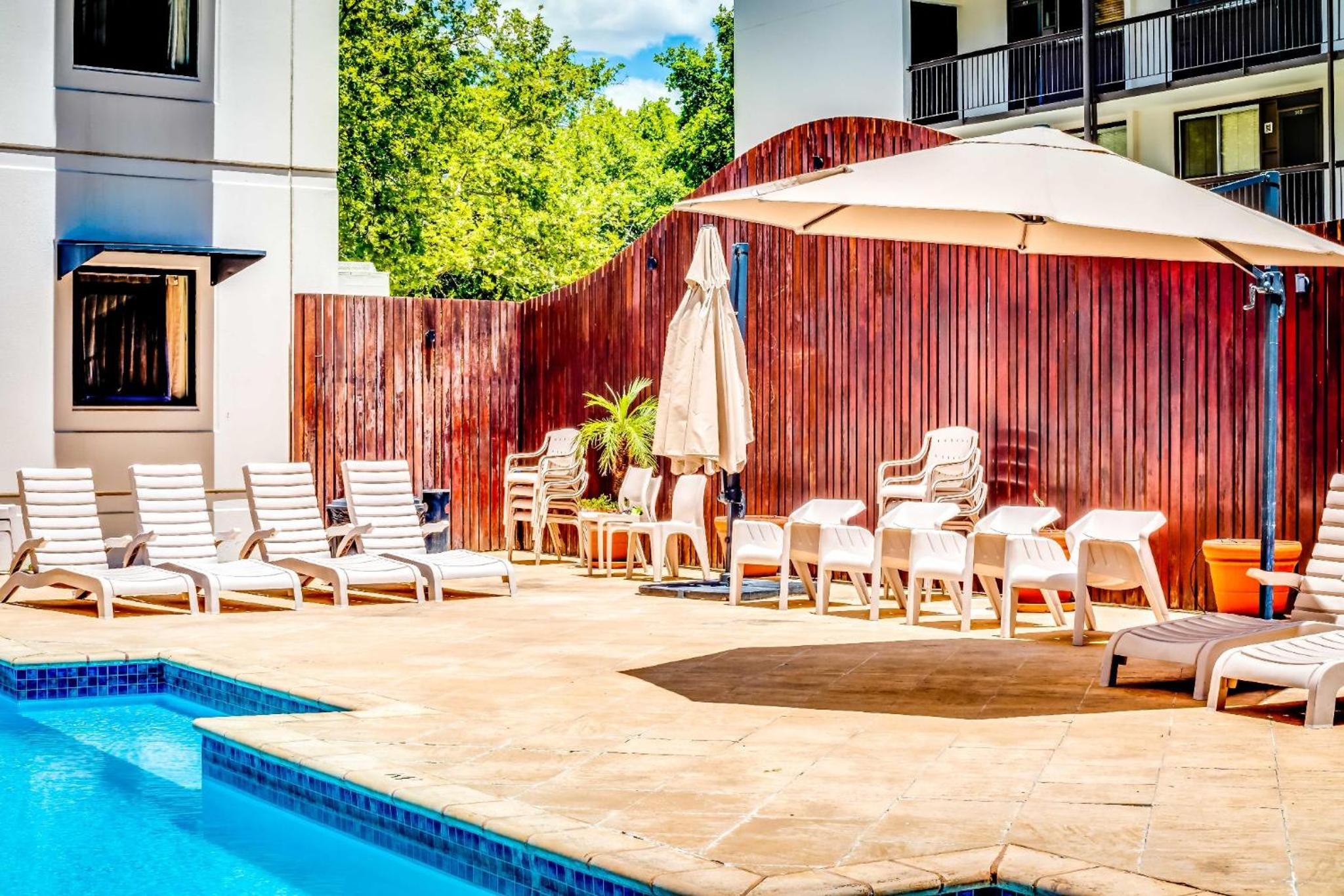 10 CBD Resort 2BR Secure Suite Pool Gym & Parking