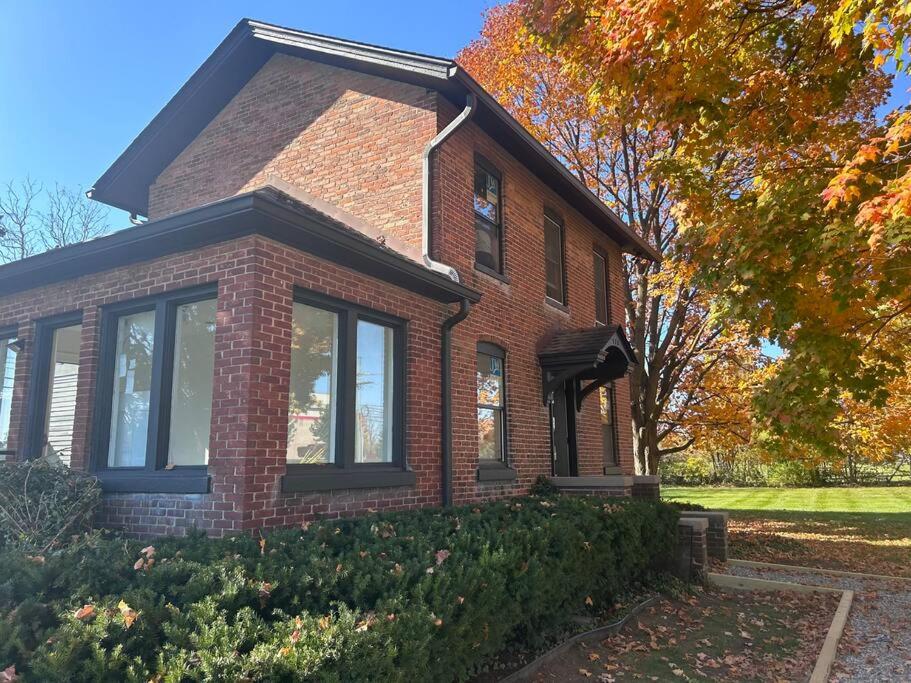 New 2024-Renovated Modern Farmhouse - 4 Bed Top Floor Unit