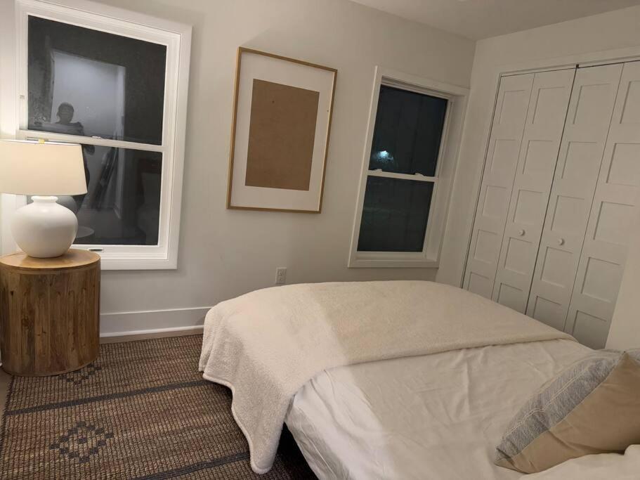 New 2024-Renovated Modern Farmhouse - 4 Bed Top Floor Unit