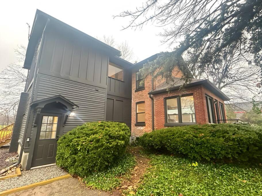 New 2024-Renovated Modern Farmhouse - 4 Bed Top Floor Unit