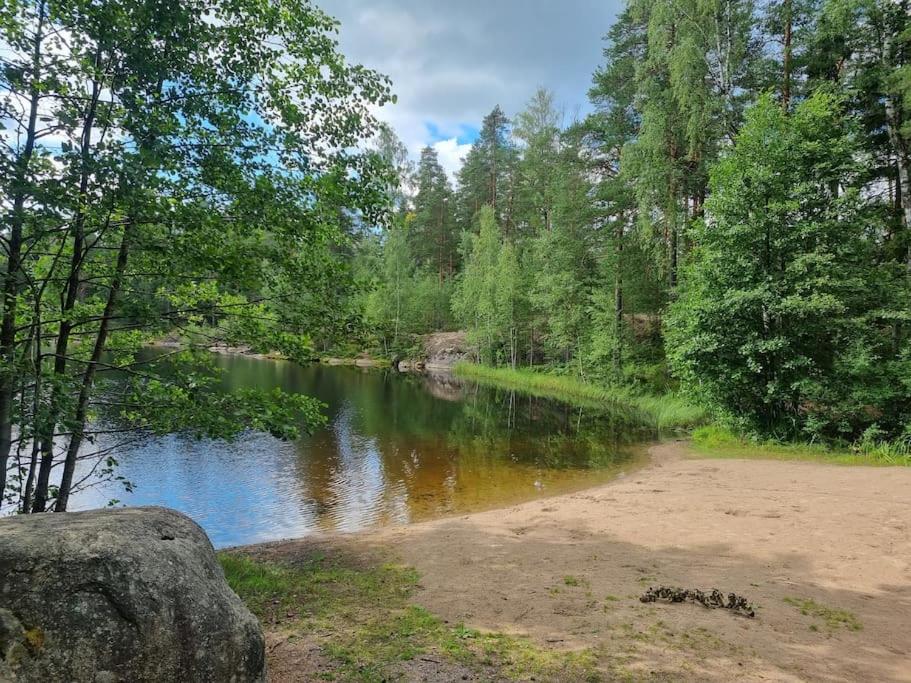 Huvila saunalla ja paljulla Korpilammen rannalla
